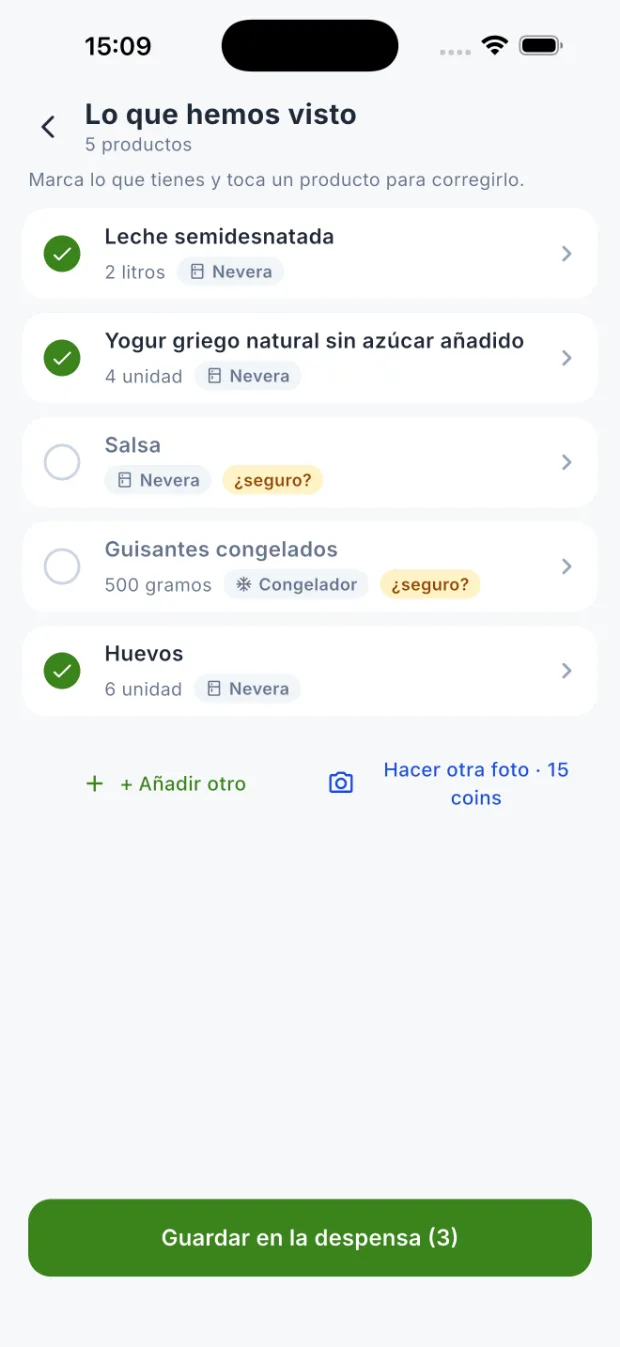 Lista de productos que la IA ha visto en la nevera, lista para revisar y guardar en la despensa